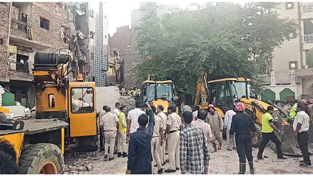Seemapuri Building Collapse Claims Three Lives, Injures Eight in Delhi