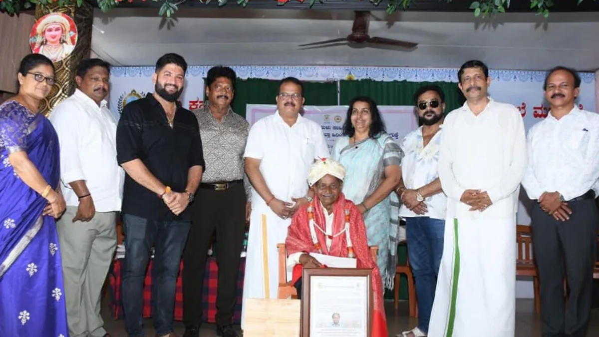 Senior tiger‑costume artist Pili Annu honoured by Tulu Academy in Mangalore