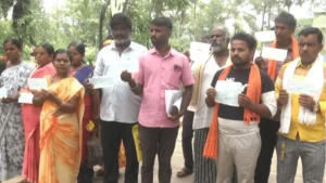 Shirahatti residents allege loan fraud by Lakshmi Enterprises